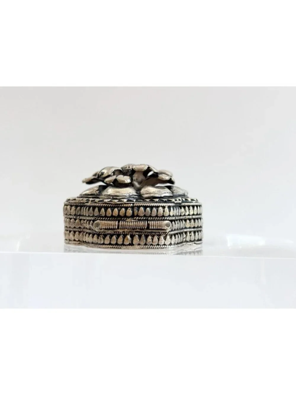 RARE Carved 980 Pure Silver Floral Scalloped Vintage Trinket Box | Jewelry Box